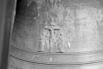incisioni religiose su una campana