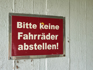 German sign saying that no bicycles are allowed to be parked here
