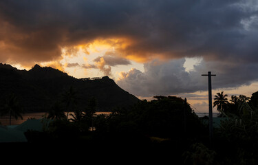 Coucher de soleil à Opunohu sur l'île de Moorea en Polynésie