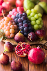 【ザクロ】秋に収穫を迎えるザクロ。アントシアニンやポリフェノールを多く含む健康に良い果物。スーパーフード。