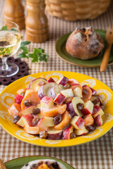 【りんごと柿のヨーグルトサラダ】林檎。柿。晩秋から冬に楽しめるサラダです。電子レンジでチンした薩摩芋とあわせてレーズンを散らして仕上げました。食材の味わいを引き立てるヨーグルトと蜂蜜のドレッシングで楽しみます。