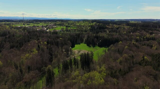 Gruene Huegelwiese in Grafing, Bayern, Deutschland, mit der Mariensaeule auf dem Gipfel. Ein stiller Ort zum Wandern, Entspannen und Geniessen der bayerischen Landschaft