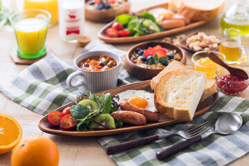 【朝食イメージ】トーストと目玉焼き。ウィンナーとサラダ。ミネストローネとミューズリー。オレンジジュースと牛乳。