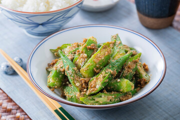 【オクラの胡麻和え】夏はオクラの美味しい季節。オクラのシャキシャキとネバネバ食感に香ばしい胡麻の香りが良く合います。