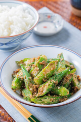 【オクラの胡麻和え】夏はオクラの美味しい季節。オクラのシャキシャキとネバネバ食感に香ばしい胡麻の香りが良く合います。