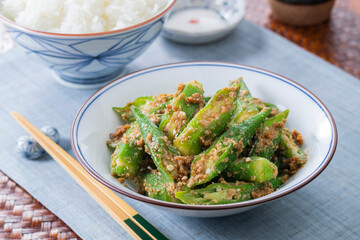 【オクラの胡麻和え】夏はオクラの美味しい季節。オクラのシャキシャキとネバネバ食感に香ばしい胡麻の香りが良く合います。