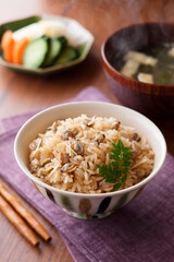 【しじみの炊き込みご飯】酒蒸しした蜆の煮汁と醤油で炊き上げたご飯に蜆を混ぜ合わせました。蜆の旨みがうれしい炊き込みご飯です。