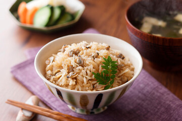 【しじみの炊き込みご飯】酒蒸しした蜆の煮汁と醤油で炊き上げたご飯に蜆を混ぜ合わせました。蜆の旨みがうれしい炊き込みご飯です。