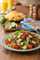 【ポキサラダ】ハワイでも人気料理のポキサラダです。マグロの漬けとアボカドや紫玉ねぎを胡麻油と和えました。