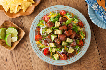 【ポキサラダ】ハワイでも人気料理のポキサラダです。マグロの漬けとアボカドや紫玉ねぎを胡麻油と和えました。