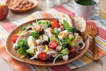 【パワーサラダ】沢山の野菜とグリルチキン・チーズ・玉子の組み合わせ。バランス栄養が良くミックスされたパワーサラダ。
