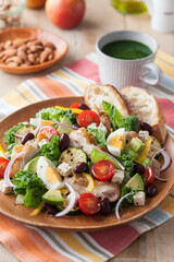 【パワーサラダ】沢山の野菜とグリルチキン・チーズ・玉子の組み合わせ。バランス栄養が良くミックスされたパワーサラダ。