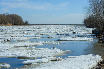 Ice drift on the Bakhthiyar River in early spring