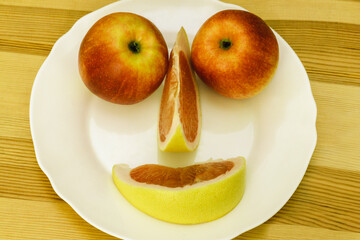 Apple and grapefruit dish in the shape of a face