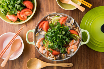 【パクチー鍋】エビ・アサリ・野菜などを鶏がらスープとナンプラーで煮込み仕上げにパクチーとライムで楽しむエスニック風鍋です。