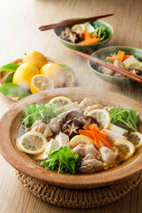 【鶏肉の塩レモン鍋】塩漬けレモンの爽やかな風味が広がるさっぱりお鍋。