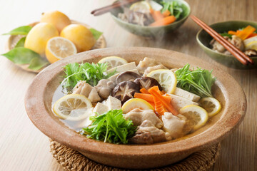 【鶏肉の塩レモン鍋】塩漬けレモンの爽やかな風味が広がるさっぱりお鍋。