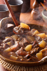 【牛すじの煮込み】ゆっくり時間をかけて煮込んだ（ぷるぷる）食感の牛すじです。寒い冬に芯から身体が温まる料理です。