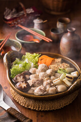 【鶏だんご鍋】鶏もも肉と鶏団子を白だしで楽しむ鶏の旨みたっぷりな美味しい鍋です。