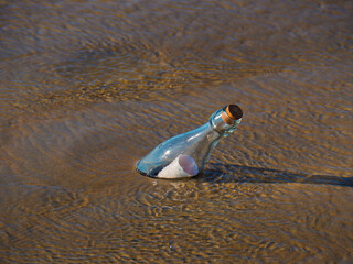 Obraz premium Message in a Bottle on Serene Beach Shore