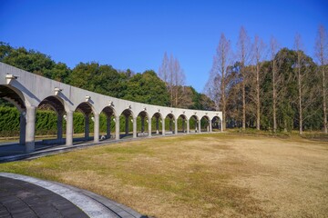 青空バックに見る回廊のある冬の公園の情景