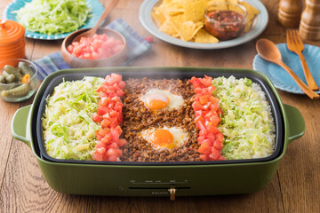 【ホットプレートでタコライス】かわいいホットプレートで楽しむタコライス。熱々鉄板にごはん、たっぷりの挽肉・トマト・レタス・チーズ。
