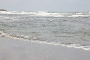 曇りの日の波打ち際
