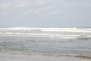 曇りの日のビーチ