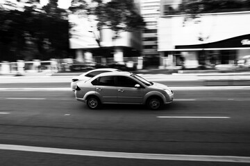 Veículos em movimento na Avenida Paulista ponto turístico da cidade de São Paulo. 