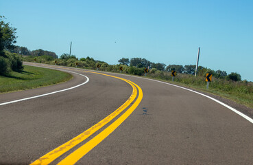Curva señalizada en amarillo