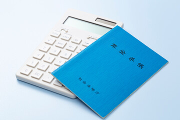 年金手帳と電卓