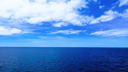 Obraz premium Beautiful Ocean and sea with white cloud on blue sky