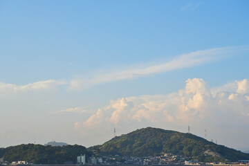 夕暮れの山々と工業地帯