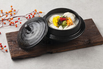  Dumplings are food made by kneading flour or other dough and filling it with vegetables, meat, and noodles.