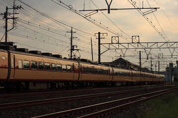 夕日に染まる東海道本線を駆け抜ける長大編成の183(189)系電車