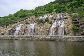 Obraz premium Ara Falls Cascading Beside the Canal