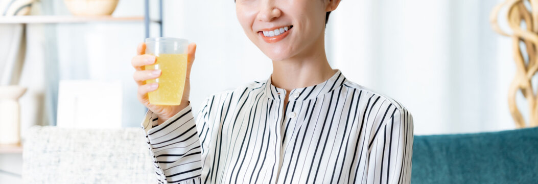 飲み物を持つ女性