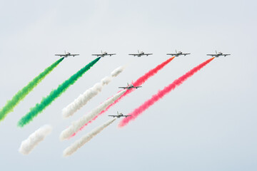 Italienische Kunstflugstaffel sprüht Tricolore in den Himmel
