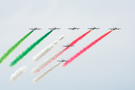 Italienische Kunstflugstaffel spr&uuml;ht Tricolore in den Himmel