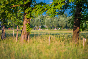 Badegäste am Almkanal