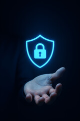 Otwarta dłoń z hologramem kłódki na tarczy – koncepcja cyberbezpieczeństwa, ochrony danych i prywatności cyfrowej
