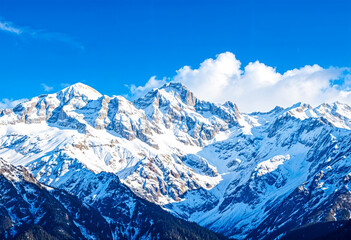 Obraz premium Majestic Snowy Mountains Under Blue Sky