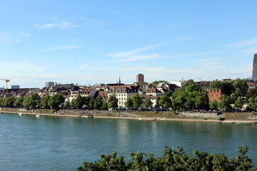 Das Rheinufer in Kleinbasel im Frühling