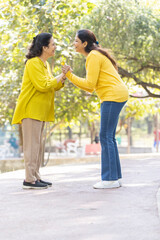 Obraz premium Loving mother and daughter spending leisure time at park 