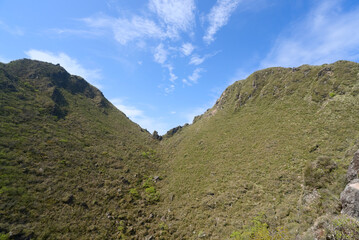 大分県の由布岳、北側火口縁から望む東峰と西峰