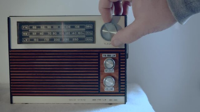 Channel search on an old 70's radio. With sound