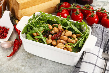 White canned beans with arugula and dry tomatoes