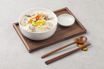   A dish made by kneading wheat flour, rolling it out thinly with a mallet, then cutting it into thin pieces with a knife, and boiling it with clams.
