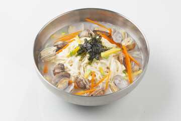   A dish made by kneading wheat flour, rolling it out thinly with a mallet, then cutting it into thin pieces with a knife, and boiling it with clams.
