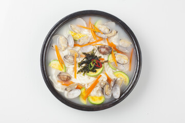   A dish made by kneading wheat flour, rolling it out thinly with a mallet, then cutting it into thin pieces with a knife, and boiling it with clams.
